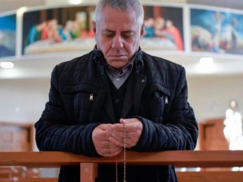 Katolikët e Kosovës hapen për besimin e fshehur prej kohësh: Ishim myslimanë ditën, të krishterë natën