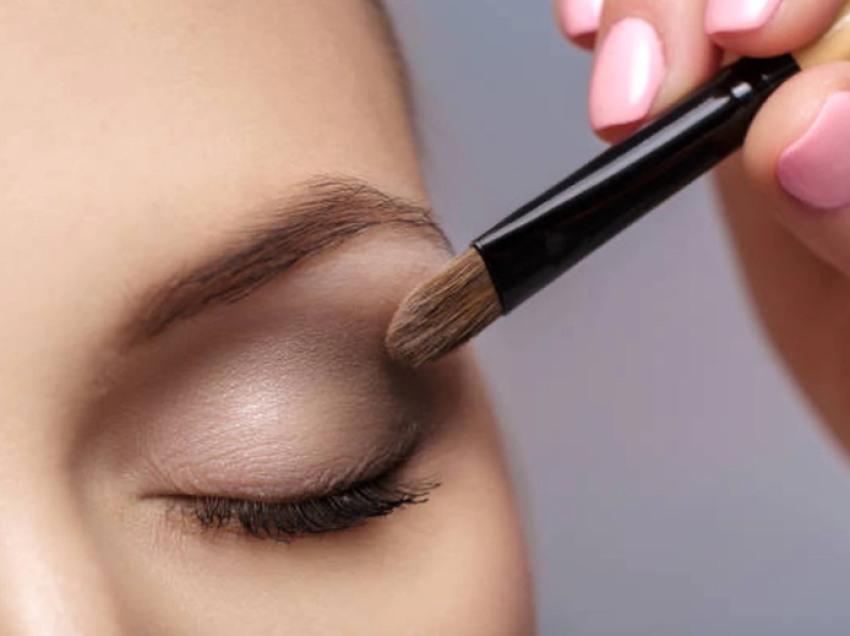 Pse duhet ta filloni gjithmonë makeup-in duke grimuar fillimisht sytë?