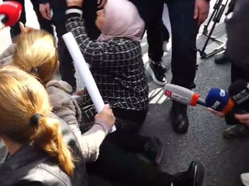 Tensione në protestën e Bërxullës/ “Mos më prek!”, të moshuarat bllokojnë rrugën e shtrihen në asfalt