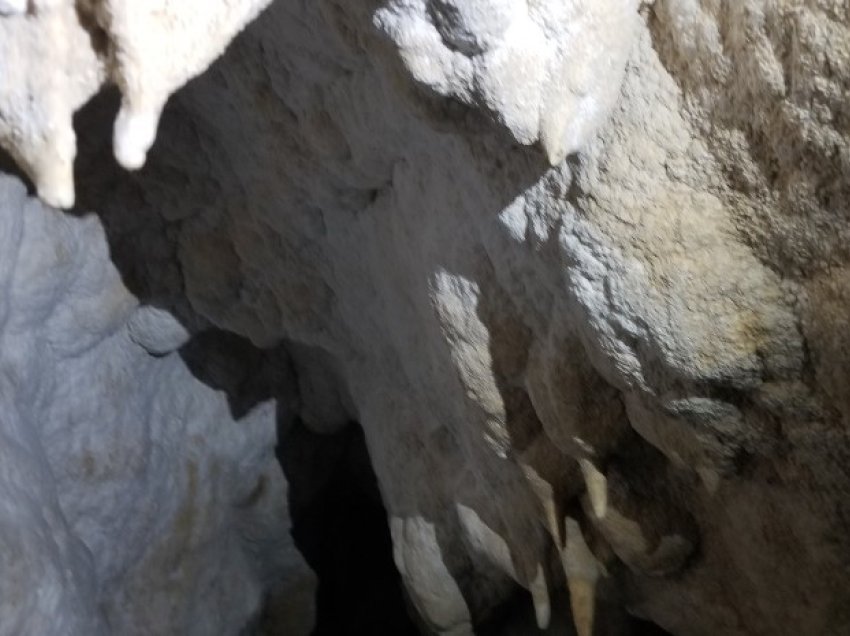 U futën në shpellë në malin e Klenjës për të rregulluar tubacionin e ujit të pijshëm, asfiksohen dy shtetas