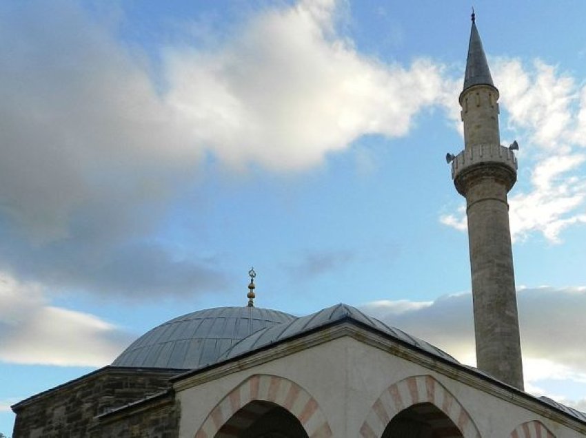 Nuk u pajtuan me imamin në xhaminë e Podujevës dhe e penguan atë, policia në kërkim të të dyshuarve