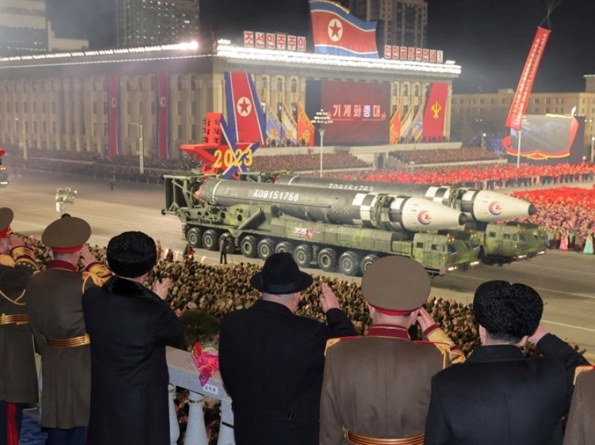 Koreja e Veriut lëshon raketa balistike pas bashkëpunimit mes SHBA-së dhe Koresë së Jugut