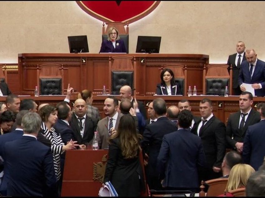 Përjashtimi i 6 deputetëve të PD nuk e ndal opozitën; vendosmëri për të bllokuar sërish parlamentin