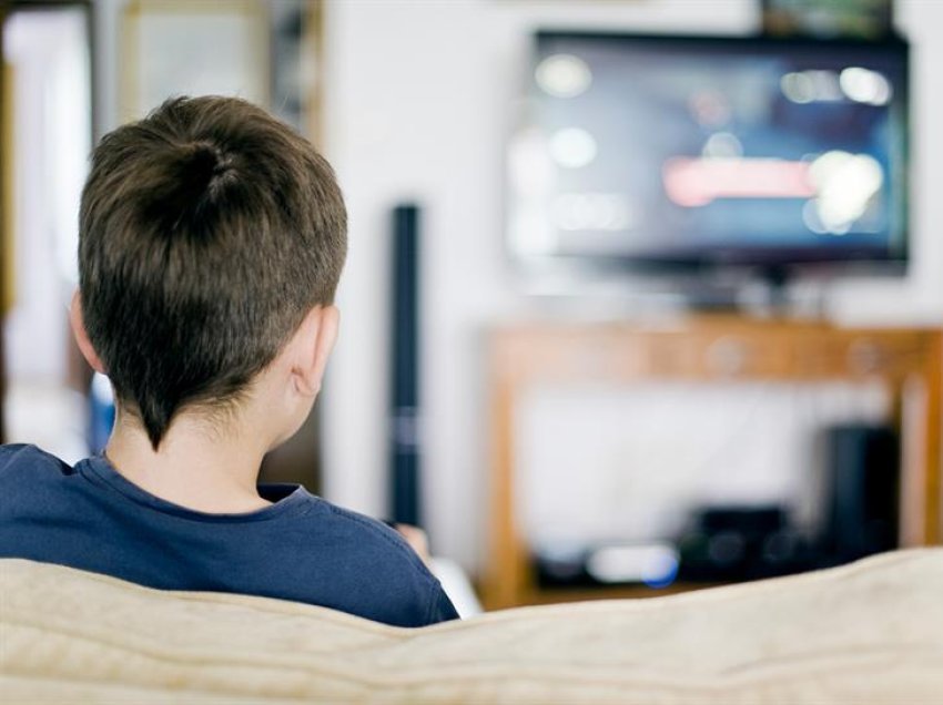 Studim: Televizori pengon zhvillimin e të folurit te fëmijët
