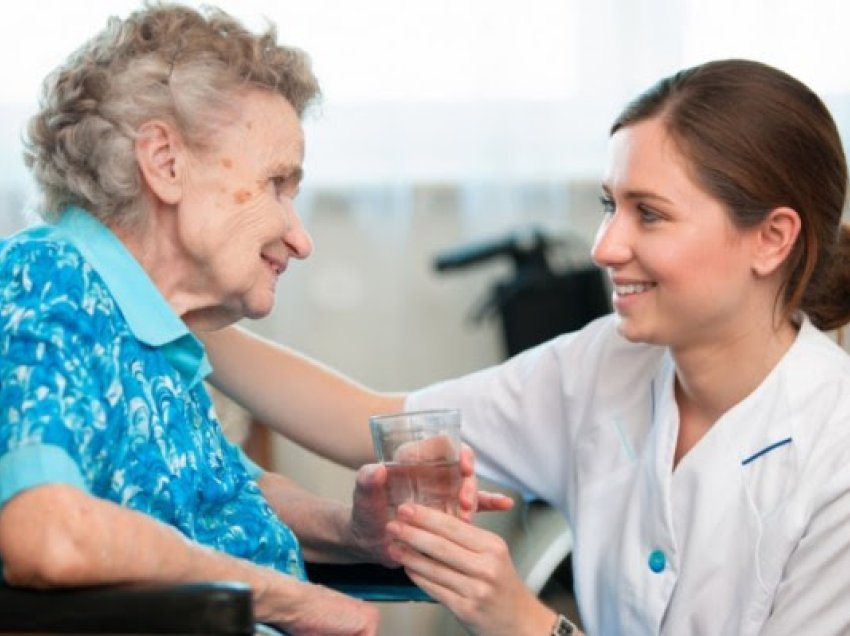 ​Tri këshilla që çdo infermier/e duhet të dijë kur punon me të moshuar