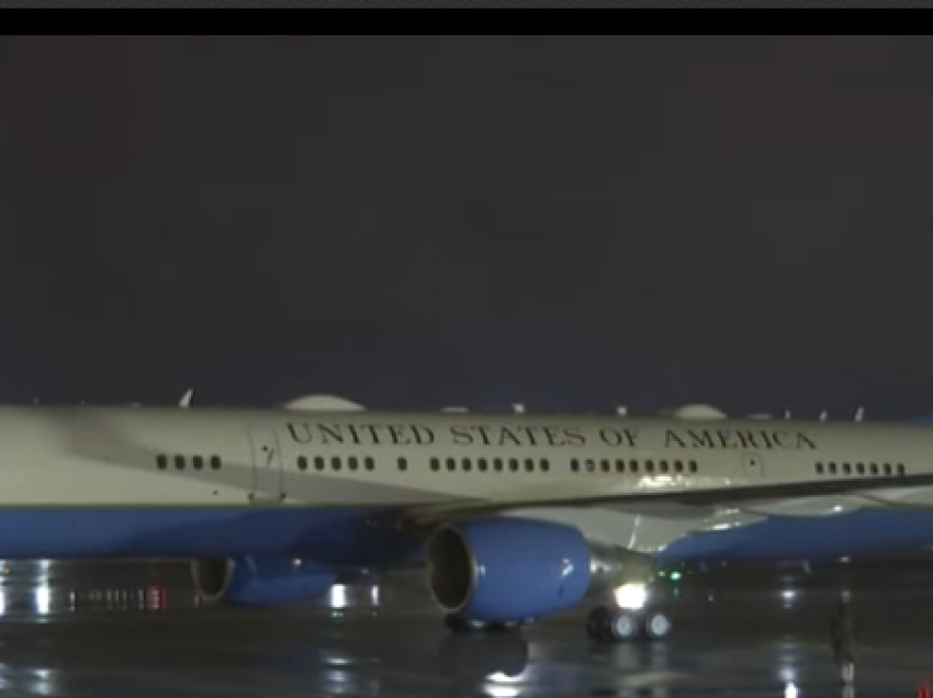 Kush ra nga avioni i Air Force One? Biden në Varshavë: Videoja virale në internet