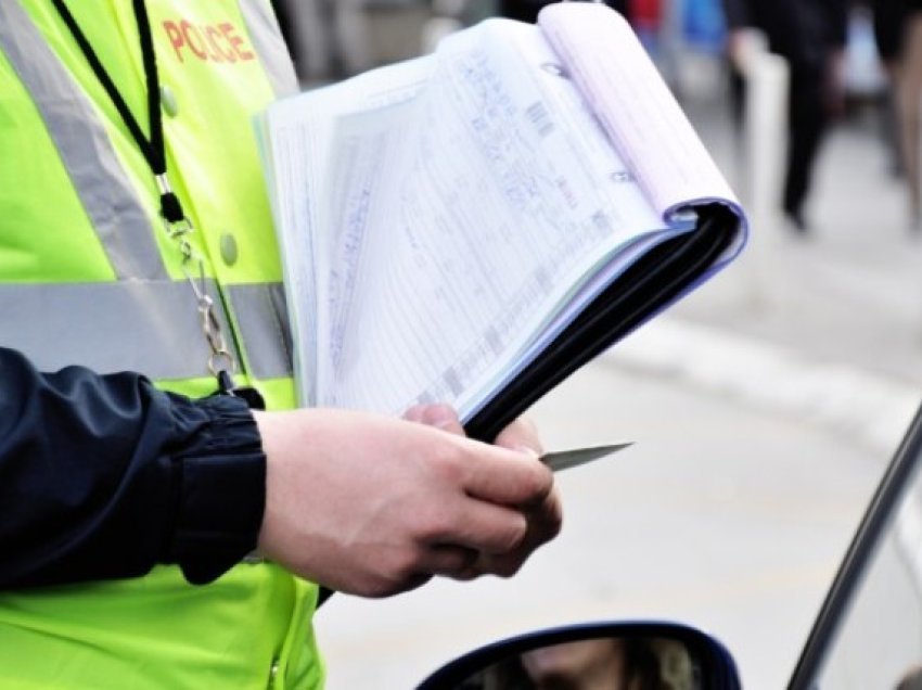 Policia në Gjakovë “ndëshkon” pesë shoferë, gjobitë me para dhe marrje të patent shoferëve 