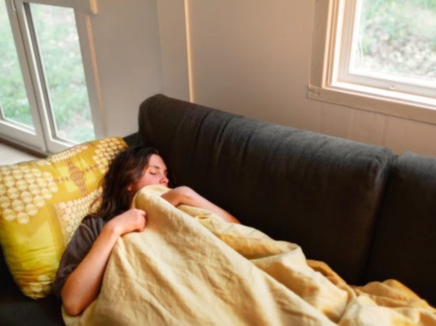​Gjumi i pasdites ndihmon në mirëqenien e trurit, ja çfarë duhet të dini
