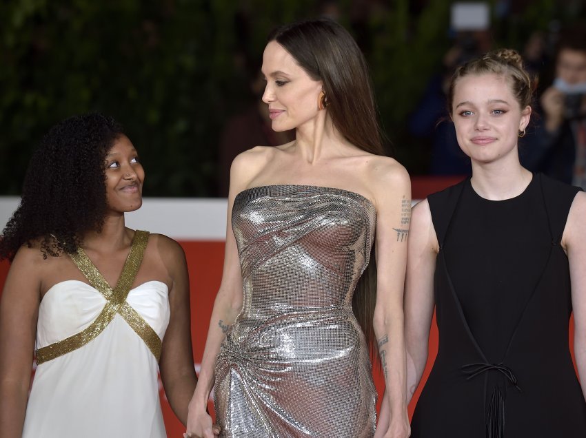Jolie dhe vajzat e saj prenë flokët në mbështetje të grave iraniane 