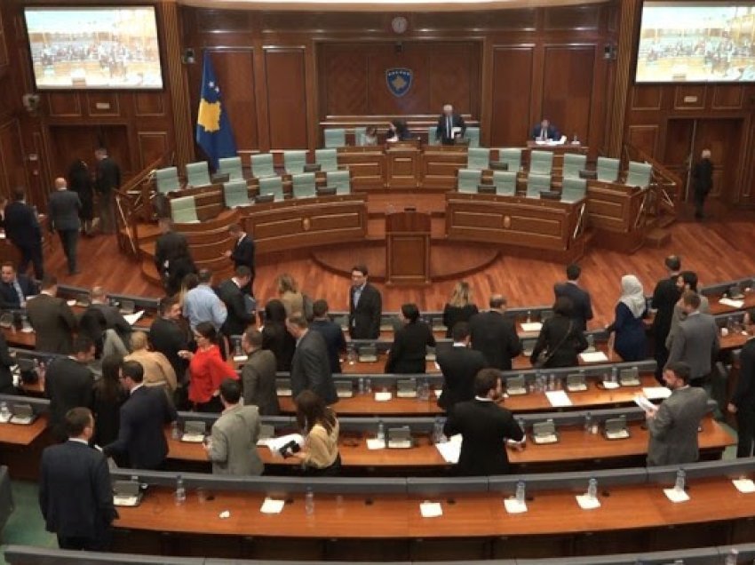 Deputetët mbajnë një minutë heshtje për viktimat e luftës në Ukrainë