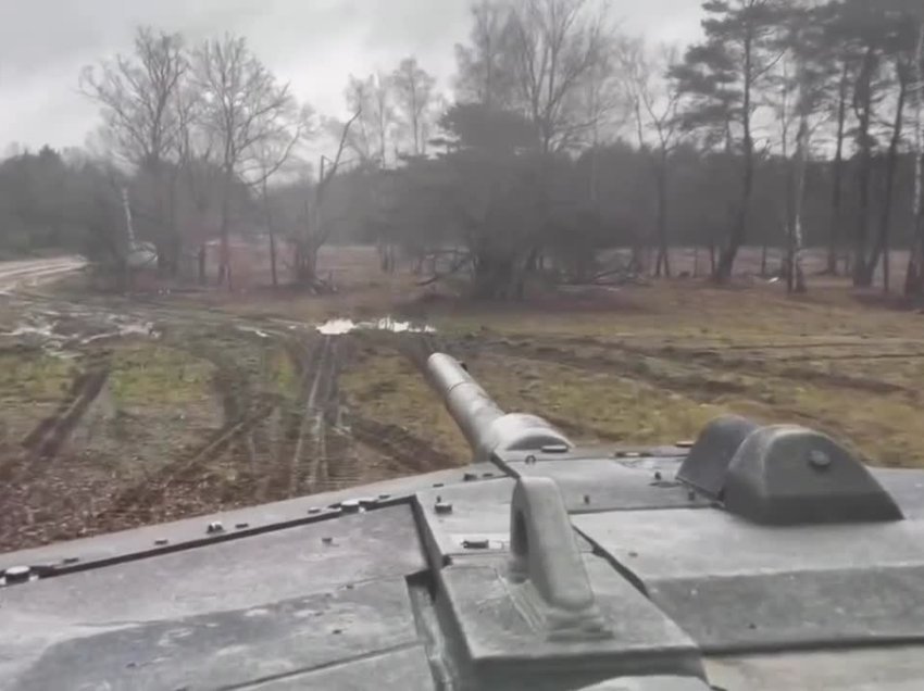 Ish-kampioni i boksit drejton tankun Leopard 2 në Ukrainë