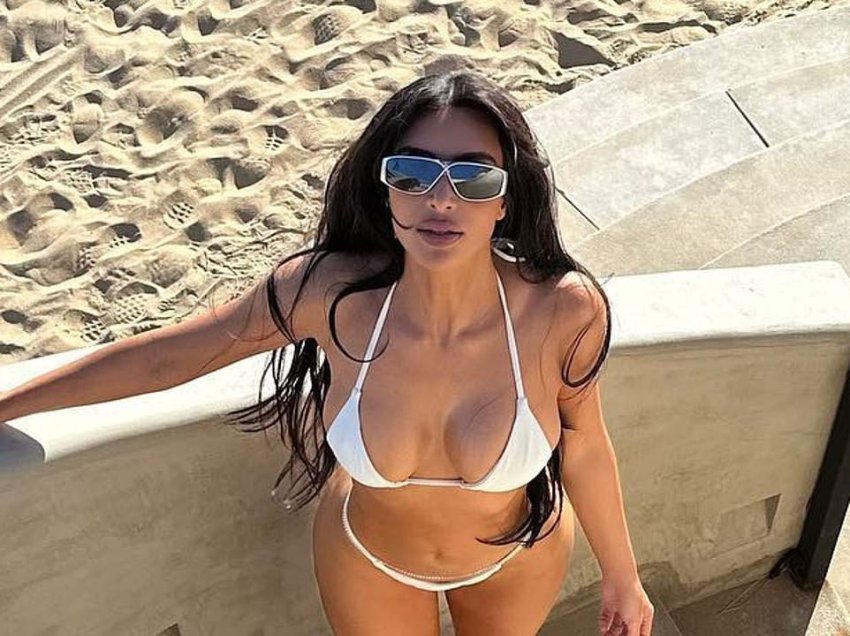 “E bën nxehtë”, Kim Kardashian ekspozon trupin seksi me bikini të bardha