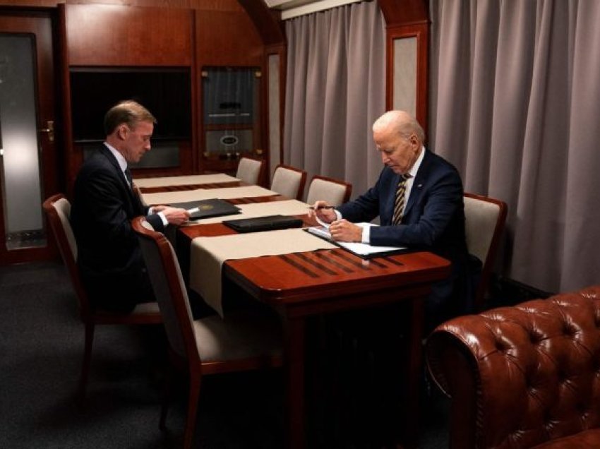 Hekurudha që kalon në fushëbetejë, si u sigurua transporti i presidentit Biden drejt Kievit për vizitën historike