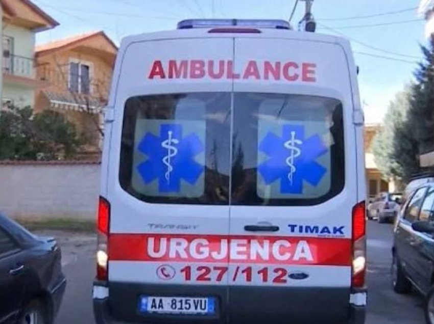 Makina përplas këmbësoren në Pogradec, dërgohet në spital 45-vjeçarja