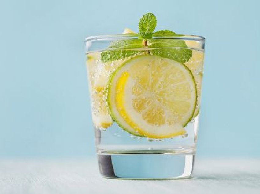 Mos e ndani nga tryeza ujin me limon
