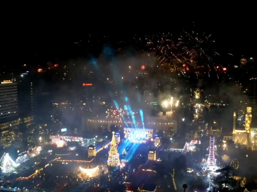 Viti i Ri troket në Shqipëri, spektakël me fishekzjarrë në sheshe