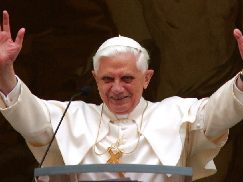 Çfarë tha përpara se “të mbyllte sytë” përgjithmonë? Zbulohen fjalët e fundit të ish-Papa Benediktit të XVI