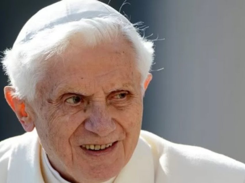 ​Dhjetëra mijëra njerëz pritet të nderojnë ish- Papa Benediktin XVI