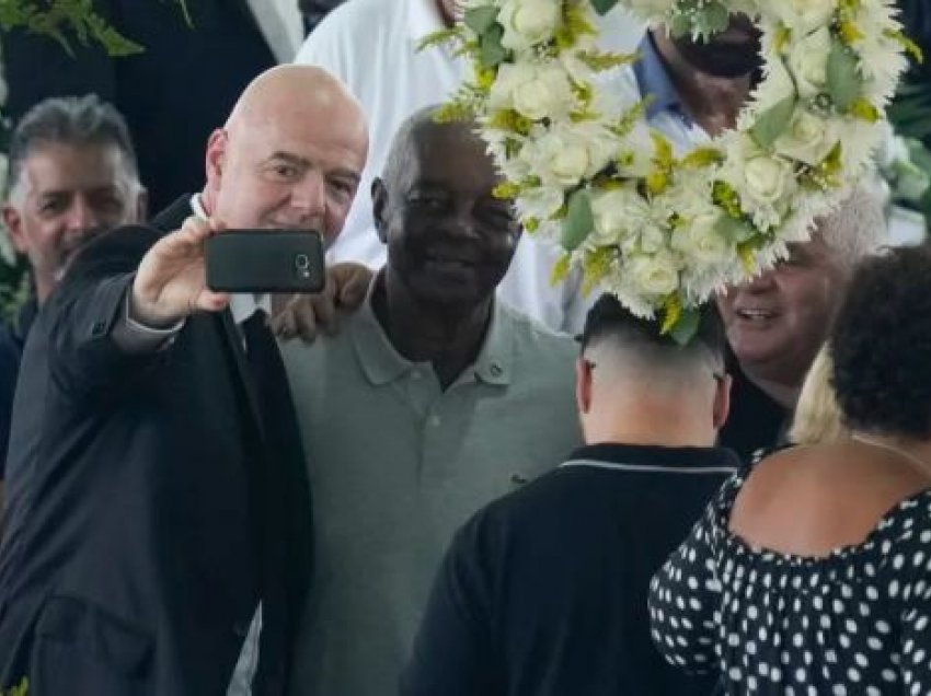 Kritikat për një “selfie” para arkivolit të Pele, reagon Infantino