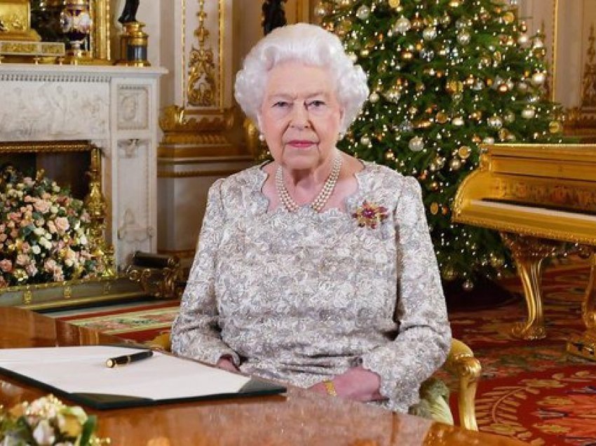 Arsyeja pse mbretëresha Elizabeth e mbante pemën e Krishtlindjes deri në 6 shkurt