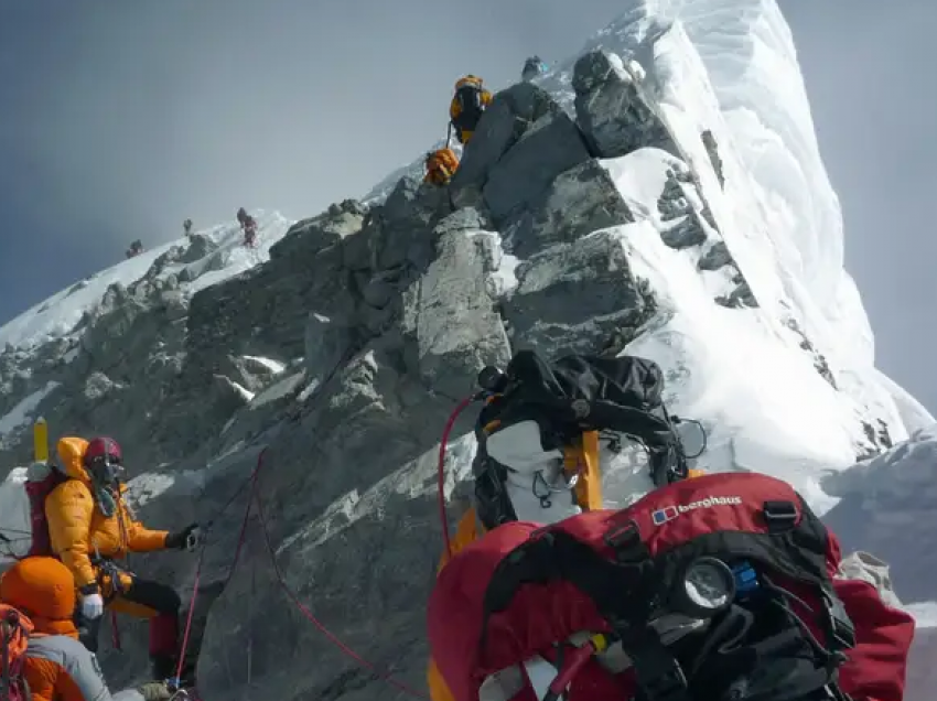 Çfarë ndodh me trupin tuaj në ‘zonën e vdekjes’ të malit Everest