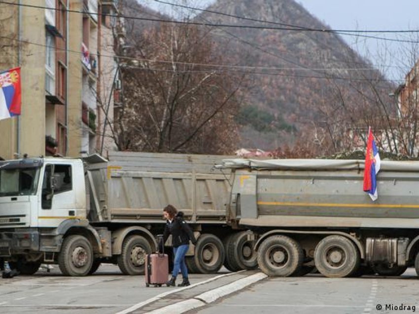 Ekspertët: Barrikaduesit në veri trajnohen nga BIA serbe 