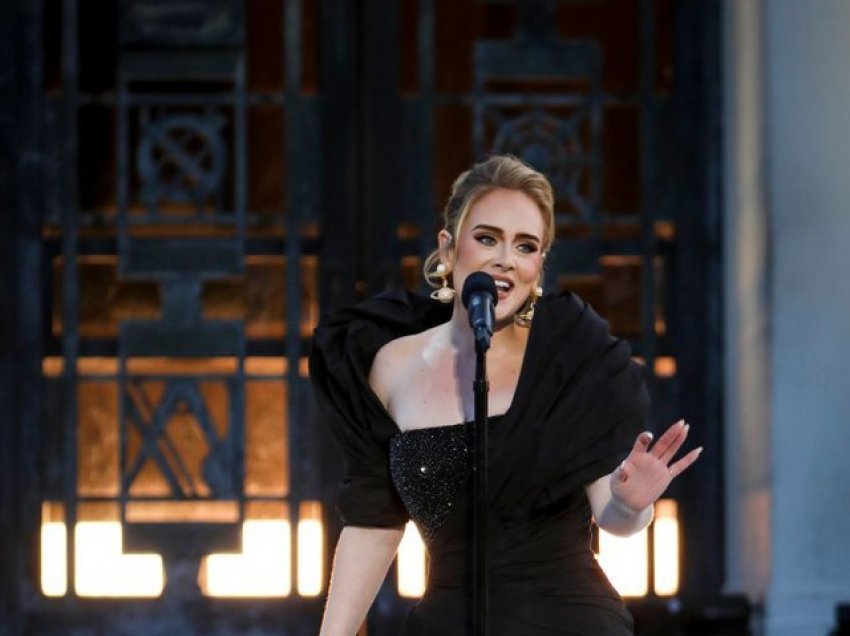 I shqetësoi të gjithë me qëndrimin e saj gjatë koncertit në natën e ndërrimit të viteve, Adele rrëfen problemin shëndetësor
