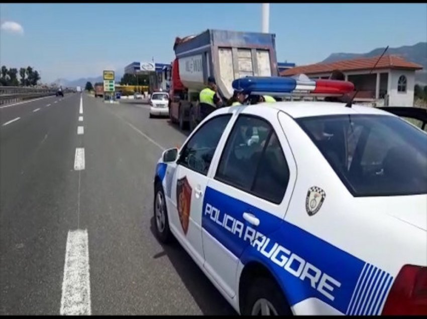 Plas goma e kamionit në momentin që po rregullonte trafikun rrugor, lëndohet rëndë polici, ka marrë dëmtime në… 