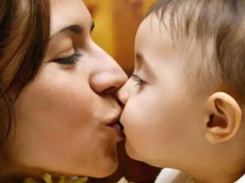 A rrezikohet foshnja nga infeksionet nga puthja e të rriturve?