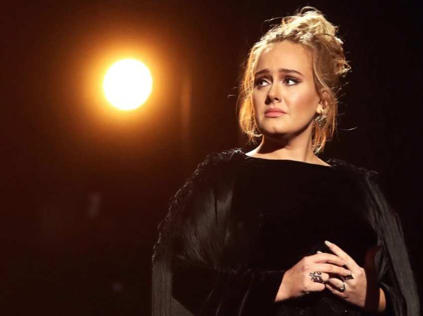 “Kam shumë dhimbje…”/ Adele zbulon problemin shëndetësor nga e cila vuan