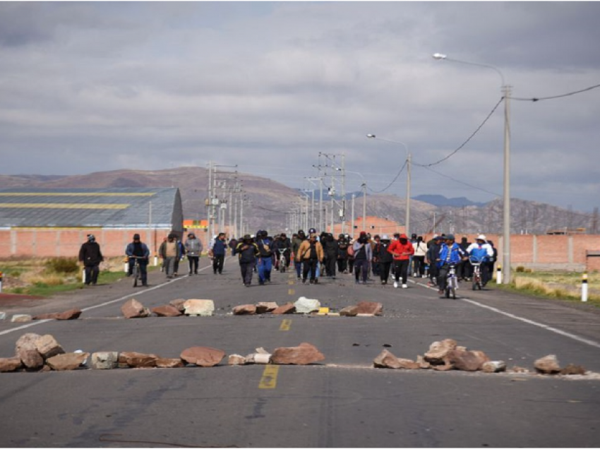 Protestuesit në Peru përleshen me policinë në tentativën për marrjen e aeroportit në Puno