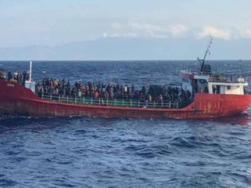 ​Itali: Anija me emigrantë nuk mund të hyjë në portet e jugut, lundron drejt Ankonës