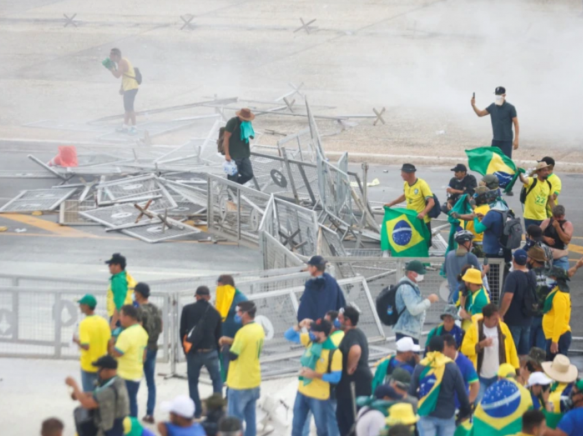 VOA/ Autoritetet braziliane arrestojnë 200 protestues 