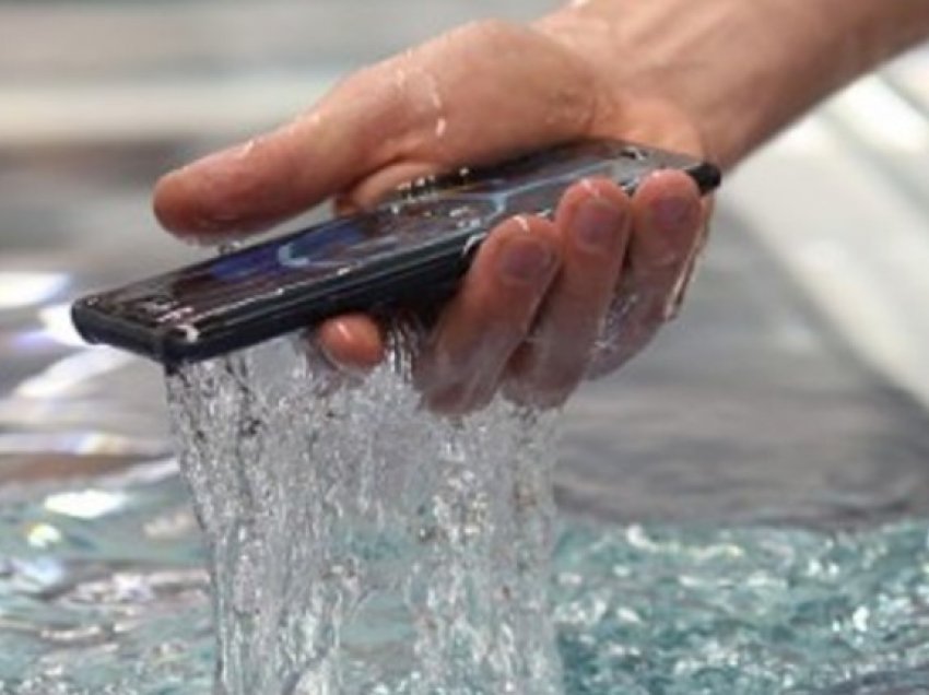 Si ta shpëtoni telefonin e rënë në ujë?