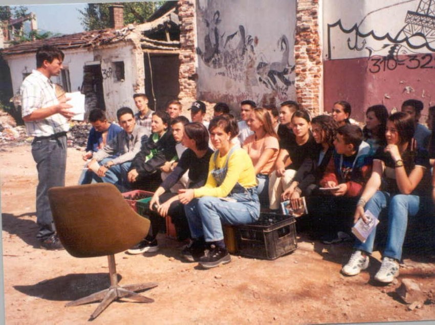 Kështu mësonin gjimnazistët mitrovicas menjëherë pas luftës në Kosovë