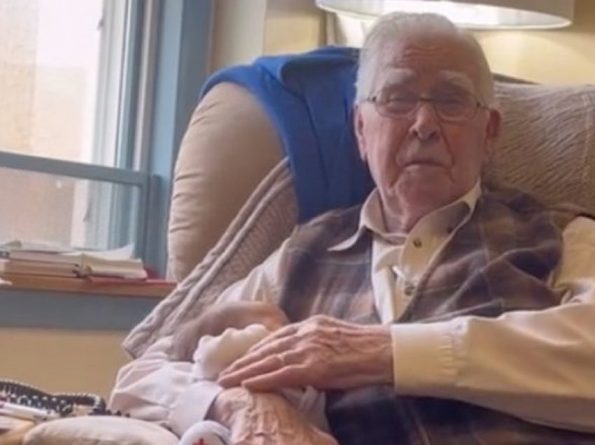 Moment prekës: 100-vjeçari takon stërmbesën e tij