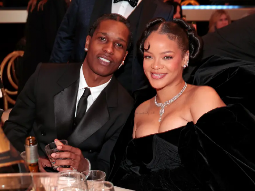Me fustan të zi dhe në stoli diamanti, Rihanna shkëlqen në “Golden Globes 2023”