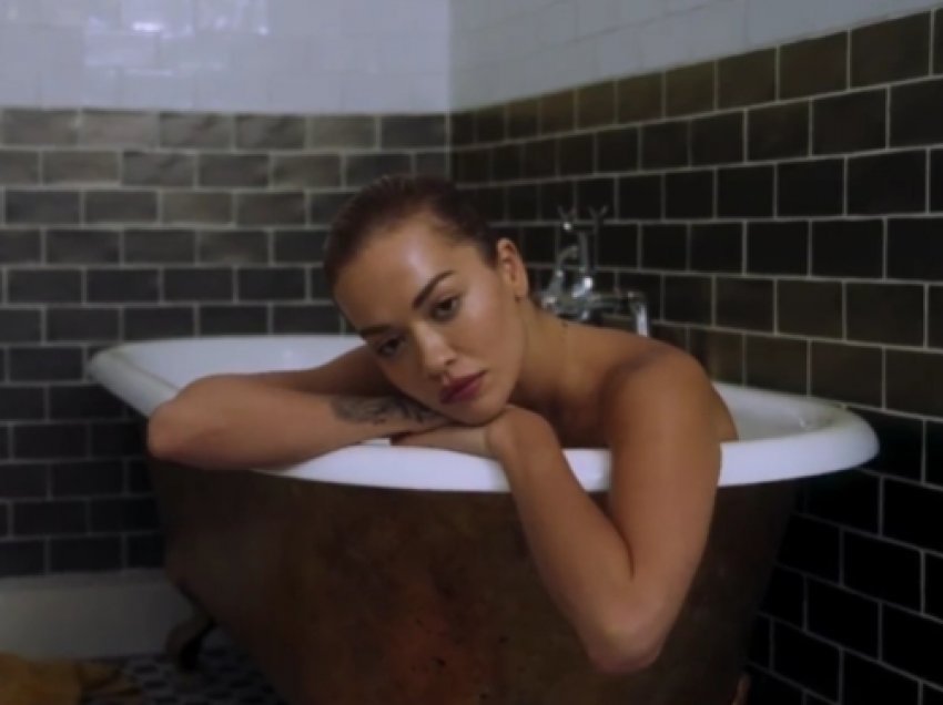 Rita Ora zbulon publikimin këngës së re teksa shfaqet e zhveshur në videoklip