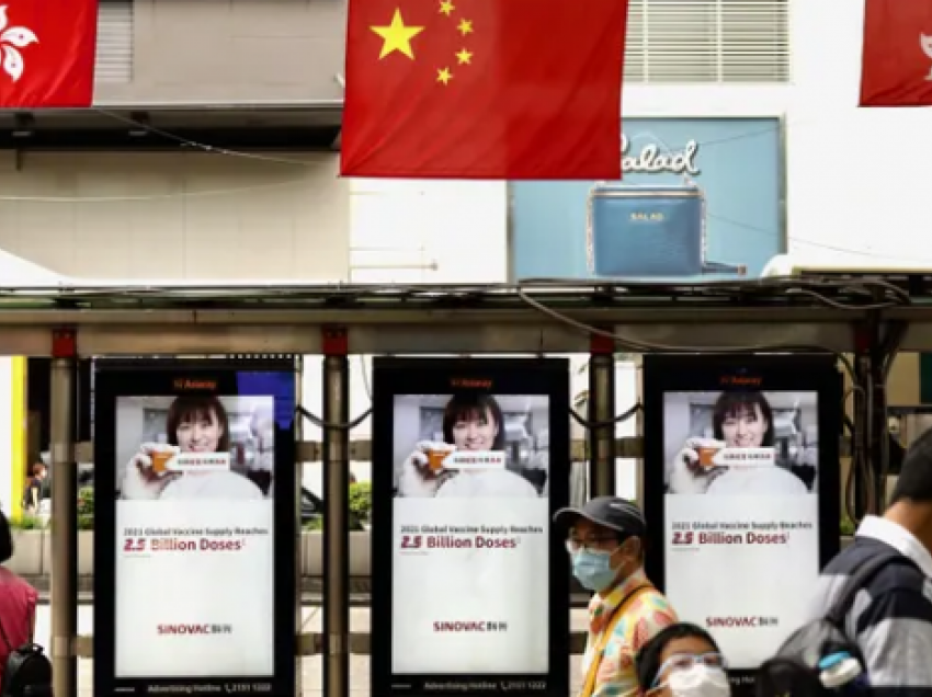 COVID-19 në Kinë/ Qytetarët dynden në Hong Kong për të marrë injeksione përforcuese në privat