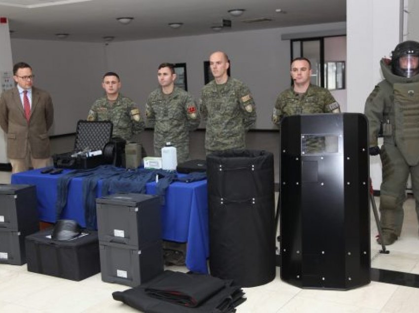 Gjermania i dhuron FSK-së uniforma për mbrojtje nga bombat