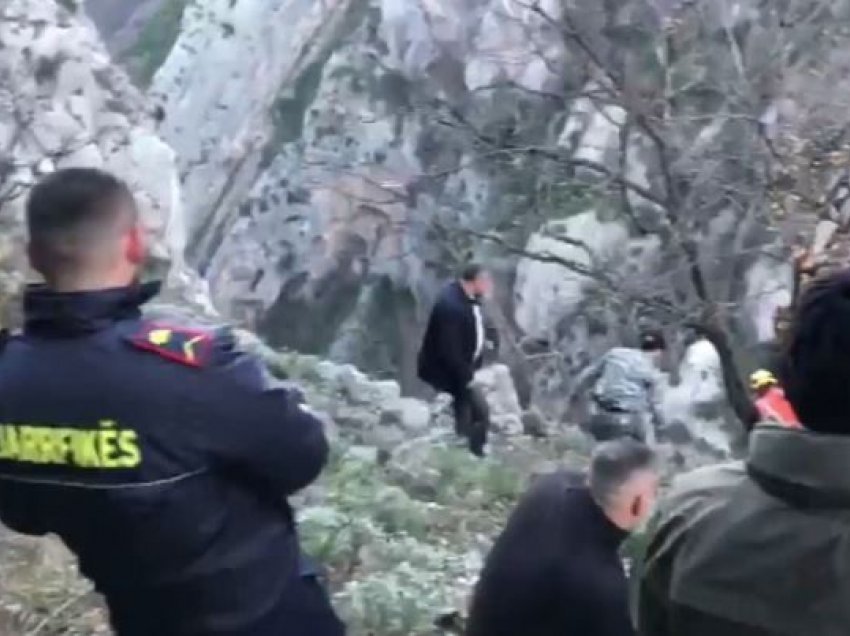 Mbeti i bllokuar midis shkëmbinjve në kanionet e Gramshit, pamjet gjatë operacionit të rrezikshëm për shpëtimin e 43-vjeçarit