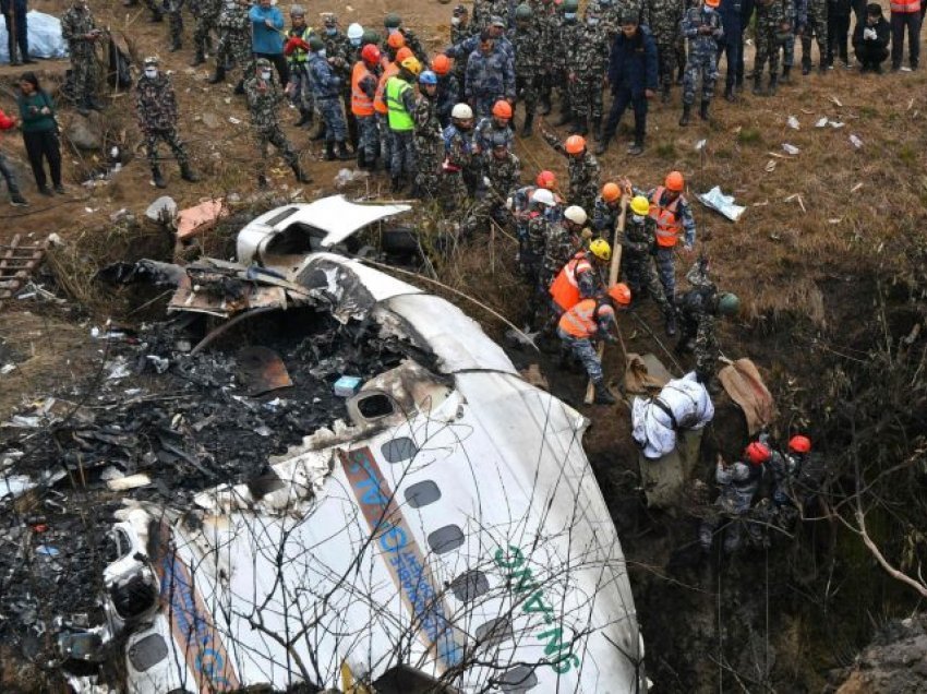 Historia tragjike përsëritet, pilotja e avionit që u rrëzua vdiq në të njëjtën mënyrë si bashkëshorti i saj