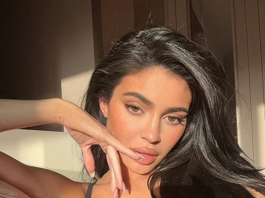 Kylie Jenner shfaqet seksi në fotot e fundit, vë në pah gjoksin 