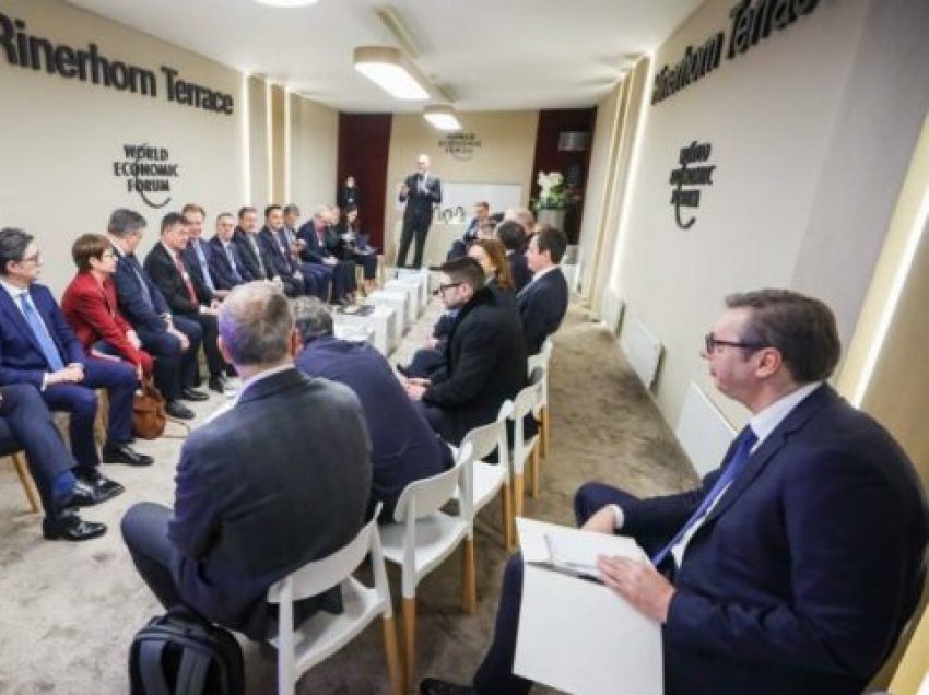 I vetmuar, në fund të sallës: Vuçiq i ulur larg të tjerëve në takimin për Ballkanin, ku pjesëmarrës ishte edhe Kurti