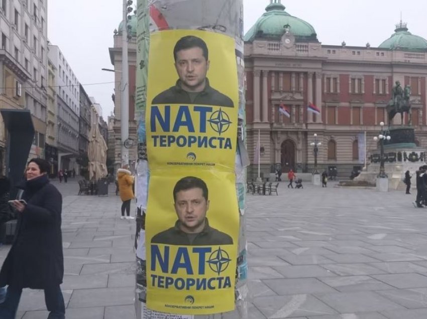  “Zelensky është terrorist i NATO-s”, postera të shumtë me parulla anti-perëndimore shfaqen në Beograd
