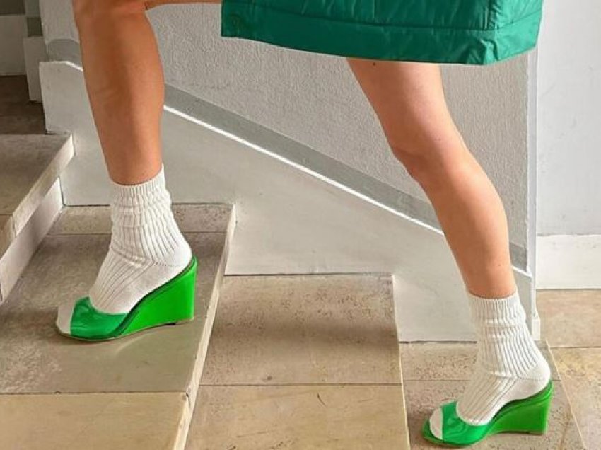 Trendi i ri… A do të guxonit t’i vishnit sandalet me çorape këtë sezon?