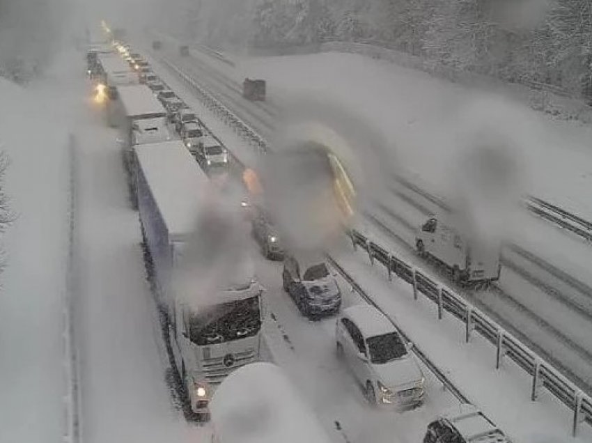 Në Slloveni për shkak të borës është formuar një kolonë 55 kilometra e gjatë, disa pjesë pa energji elektrike