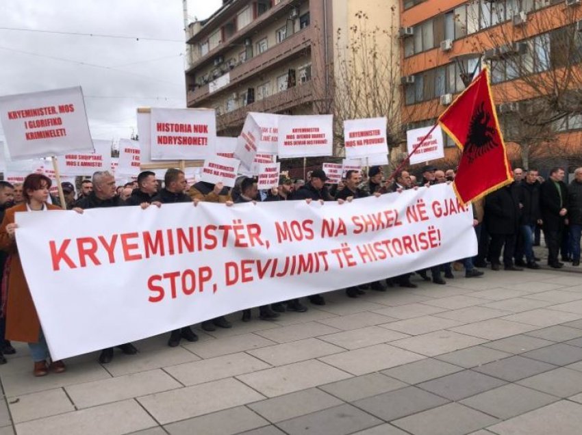 Protestohet ndaj deklarimit të Kurtit për Ivanoviqin: “Dorëhiqu ose kërko falje”