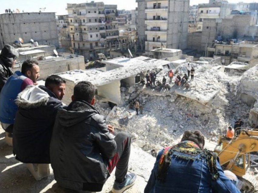 Shembet një ndërtesë në qytetin sirian të Alepos, 16 të vdekur