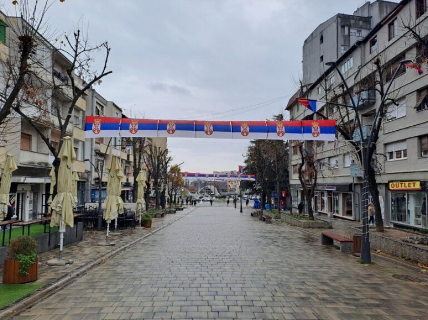 Serbët e Kosovës protestë në veri të Mitrovicës kundër politikës katastrofale të Vuçiqit
